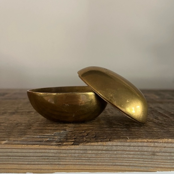 Solid brass egg trinket box - Picture 2 of 6